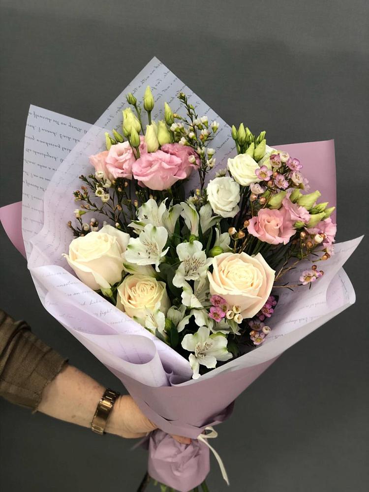 Букет цветов из: Альстромерии, Розы и Лизиантусы в Белебее