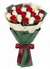 Букет Микс из красных и белых роз в Белебее