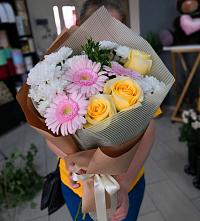 Букет цветов из:  Герберы, Розы и Хризантемы в Белебее