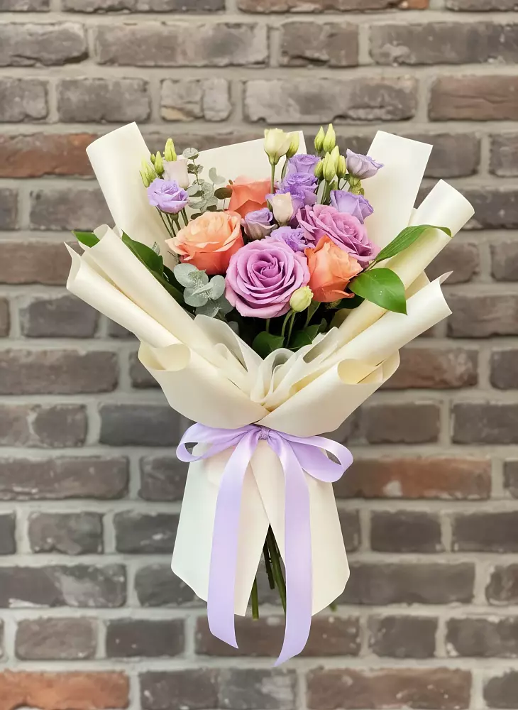 Букет цветов из: Лизиантусы и Розы в Белебее