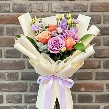 Букет цветов из:  Лизиантусы и Розы в Белебее