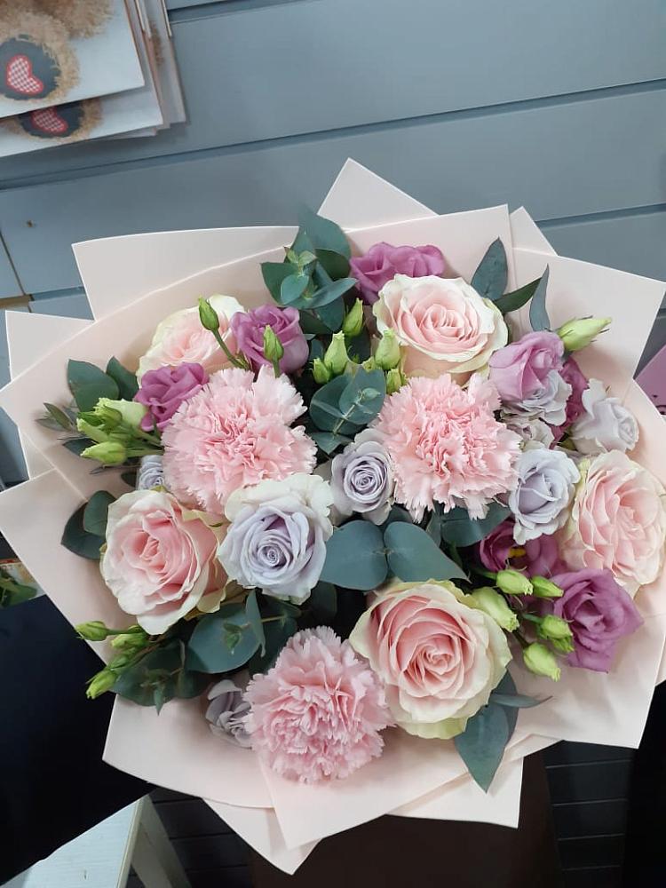 Букет цветов из: Розы, Гвоздики и Лизиантусы в Белебее