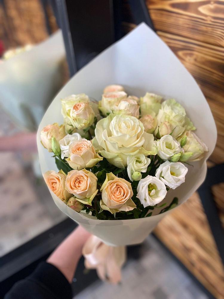 Букет цветов из: Розы и Лизиантусы в Белебее